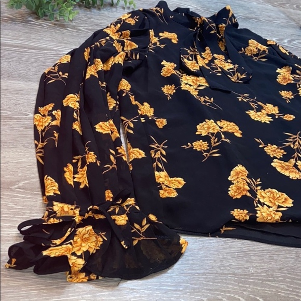 F21 Floral Print Tie- Neck Blouse Top - Picture 7 of 8